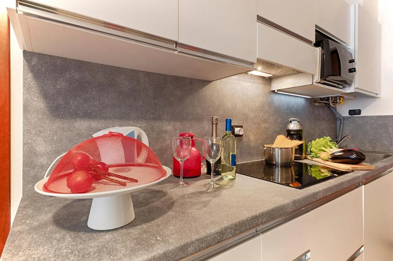 Modern Lakefront 2-Bedroom Apartment Acquaseria 0*,  Italy
