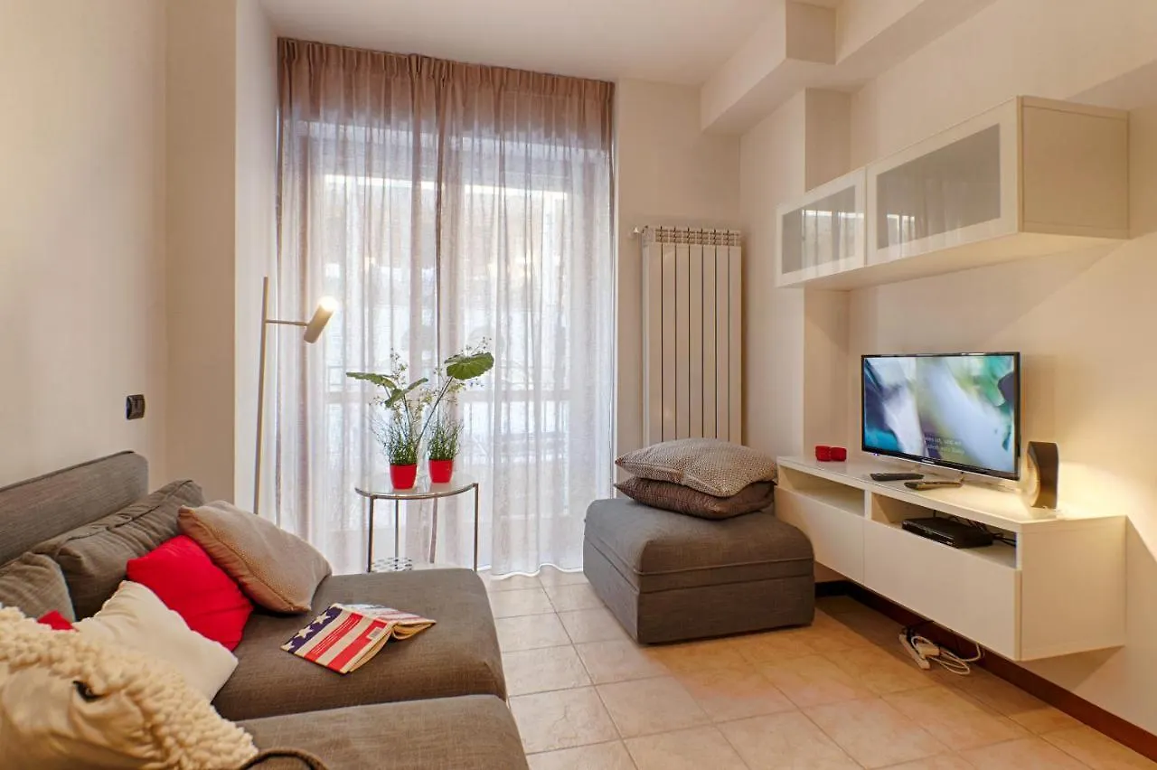 Modern Lakefront 2-Bedroom Apartment Acquaseria Italy