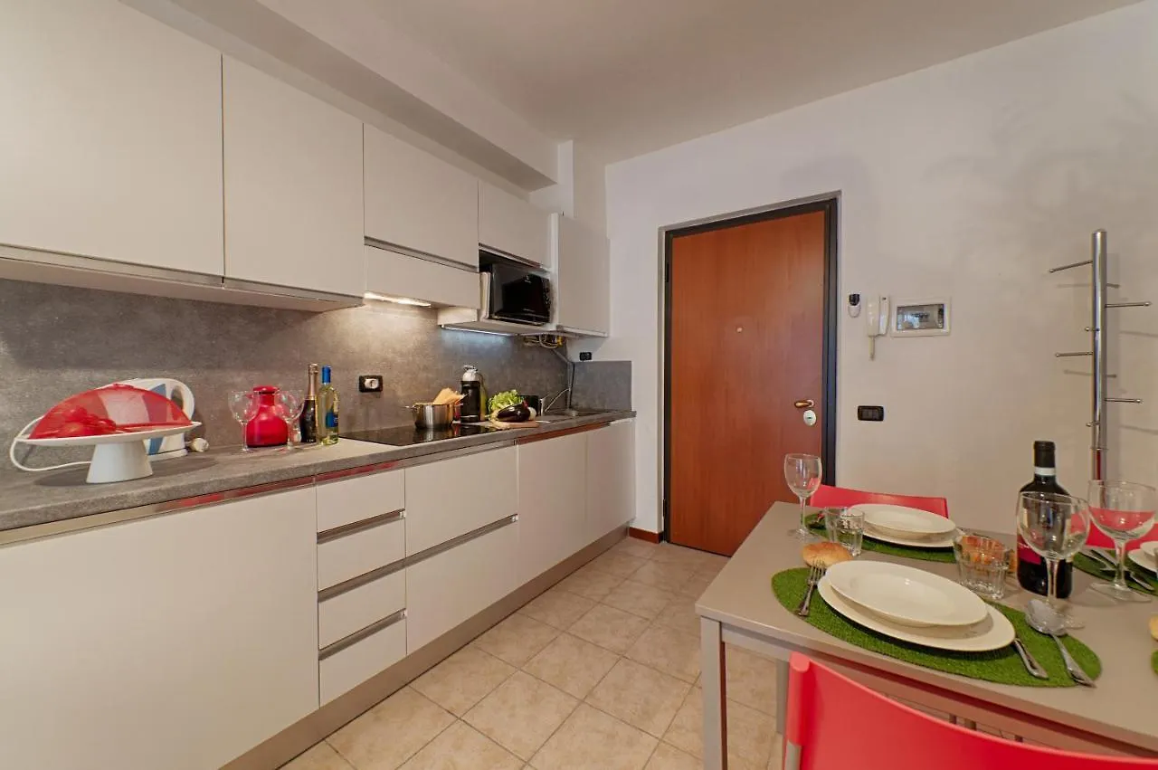 Modern Lakefront 2-Bedroom Apartment Acquaseria Italië