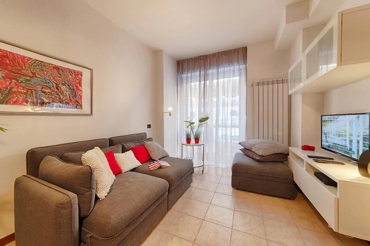 Modern Lakefront 2-Bedroom Apartment Acquaseria