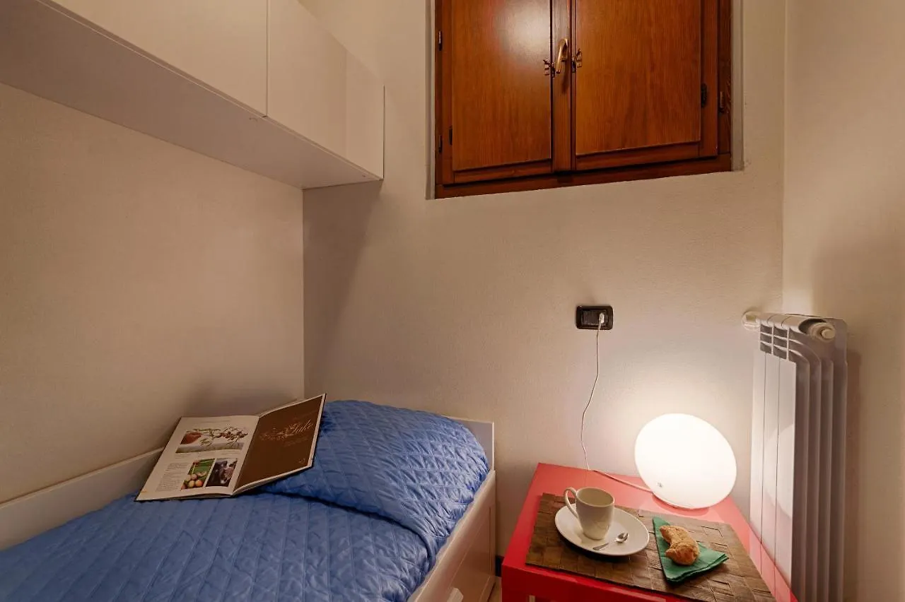 Modern Lakefront 2-Bedroom Apartment Acquaseria