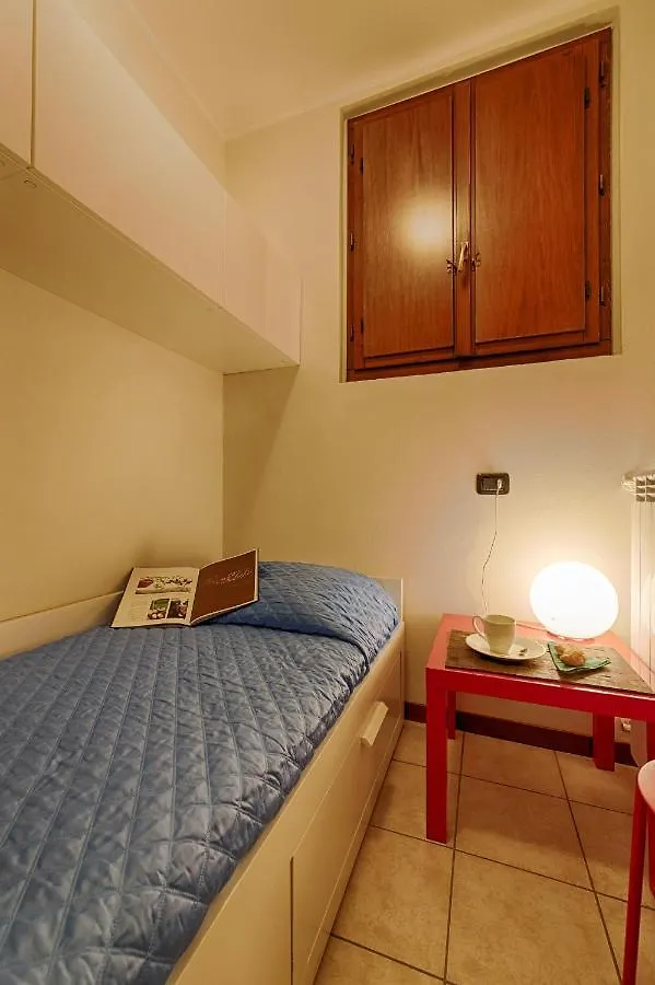 Modern Lakefront 2-Bedroom Apartment Acquaseria