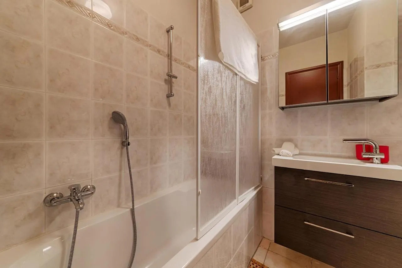 Modern Lakefront 2-Bedroom Apartment Acquaseria Italy